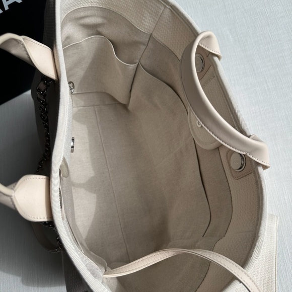 Chanel Large White Shopping Bag. New with dust bag, box and detachable clutch. - Picture 3 of 6